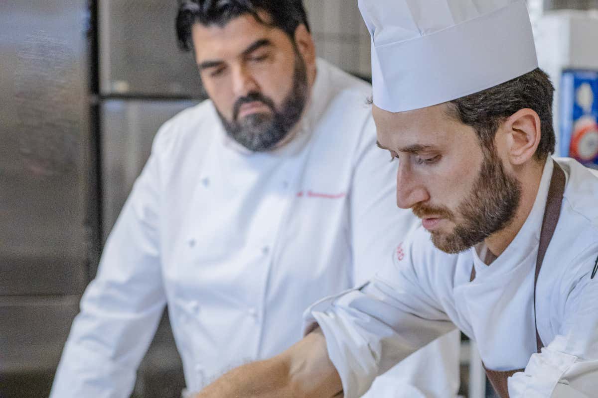 Non chiamatela pasticceria: il laboratorio di Cannavacciuolo è una macchina da guerra (dolce) Non chiamatela pasticceria: il laboratorio di Cannavacciuolo è una macchina da guerra (dolce)