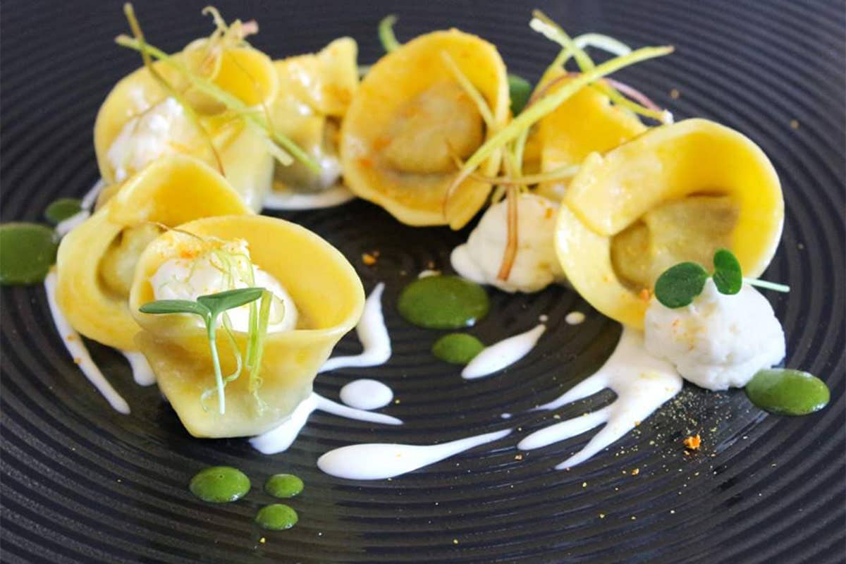 Cappellacci in farcia di genovese con la sua salsa, gel di birra, peperone crusco e polvere di arancia Cappellacci in farcia di genovese con la sua salsa, gel di birra, peperone crusco e polvere di arancia