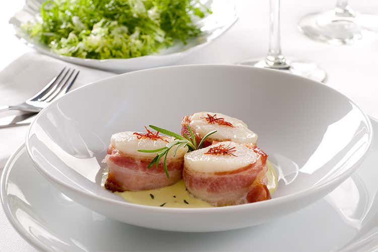 Cappesante avvolte in pancetta con crema di trevisano e Porto Cappesante avvolte in pancetta con crema di trevisano e Porto