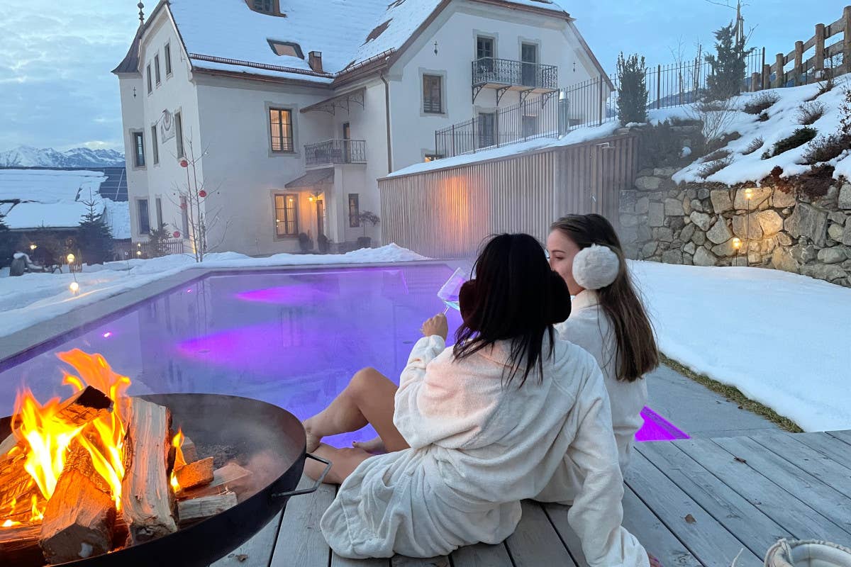 A bordo piscina, è possibile sorseggiare un calice di vino e godere del tepore del braciere 