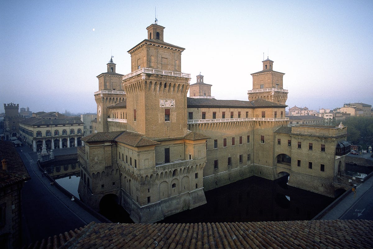 La prima pietra è stata posta il 29 settembre 1385. Foto: Archivio Fotografico Provincia Ferrara Al castello di Ferrara per scoprire leggendari banchetti del Rinascimento