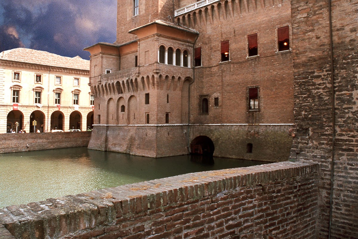 Il castello è circondato da un ampio fossato Al castello di Ferrara per scoprire leggendari banchetti del Rinascimento