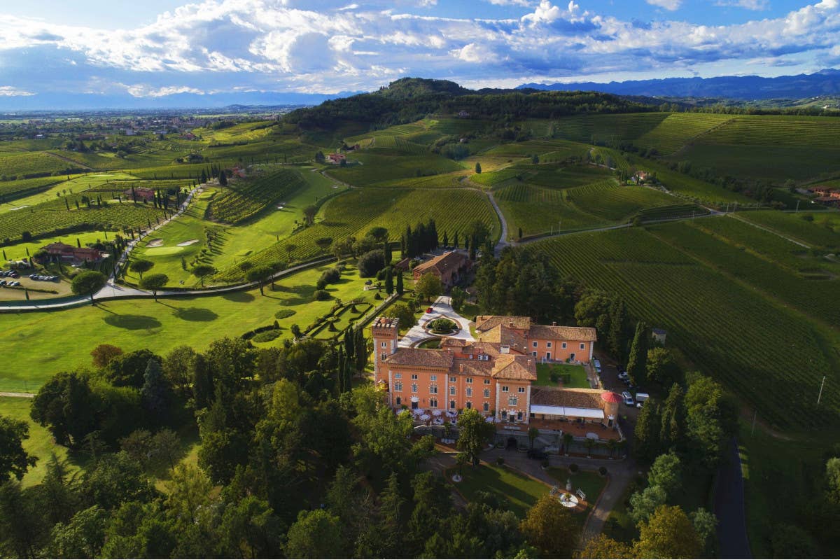 Vista dall'alto del Castello di Spessa Al Castello di Spessa fascino e benessere a tutto tondo