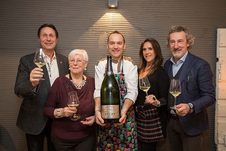 Gianpaolo Girardi, Annamaria Belotti, Gi&ograve;, Nadia Nicoli ed Enrico Baldin (Lo Champagne Encry esaltato dal pesce di Gi&ograve;)