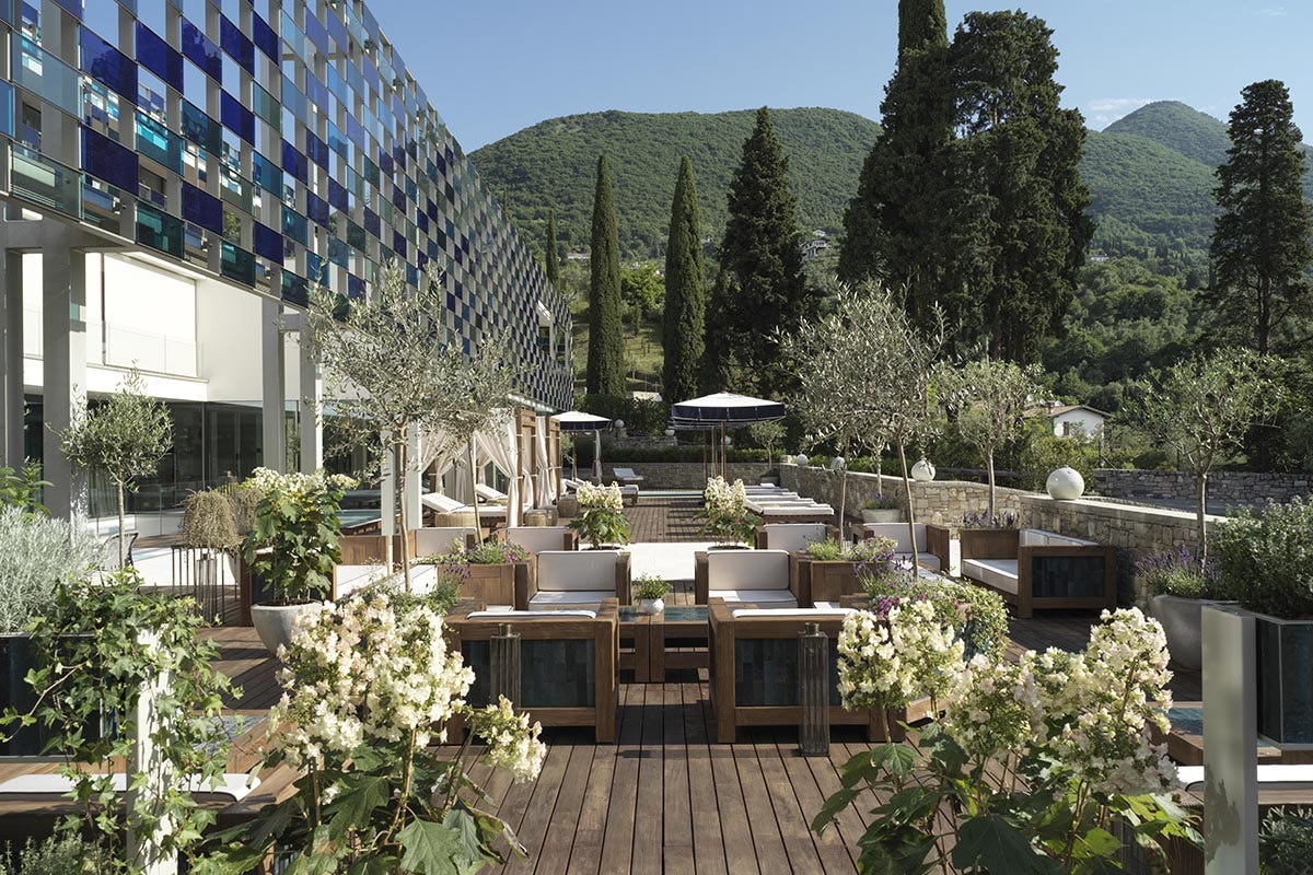 Clubhouse Terrace Lounge & Restuarant Per gli archistar il nuovo Eden è una villa sul lago
