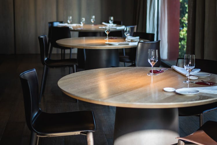 I tavoli al ristorante dovranno essere più distanziati - Coperti dimezzati e turni Ecco come poter riaprire in sicurezza