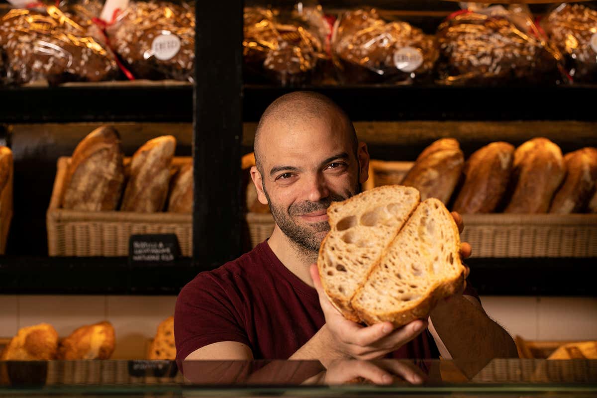 Danilo Frisone al banco di Cresci Danilo Frisone, da chef a panettiere grazie al format Cresci a Roma