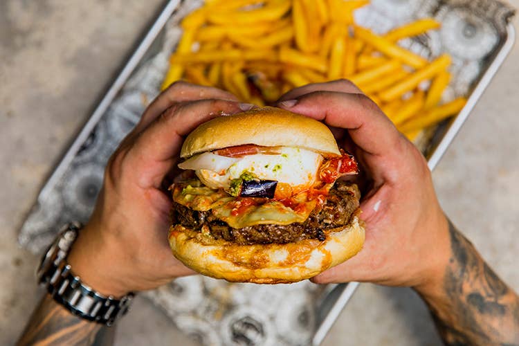 Parmigiana burger - Cucina senza confini al Vintro Bar & Bites a Roma