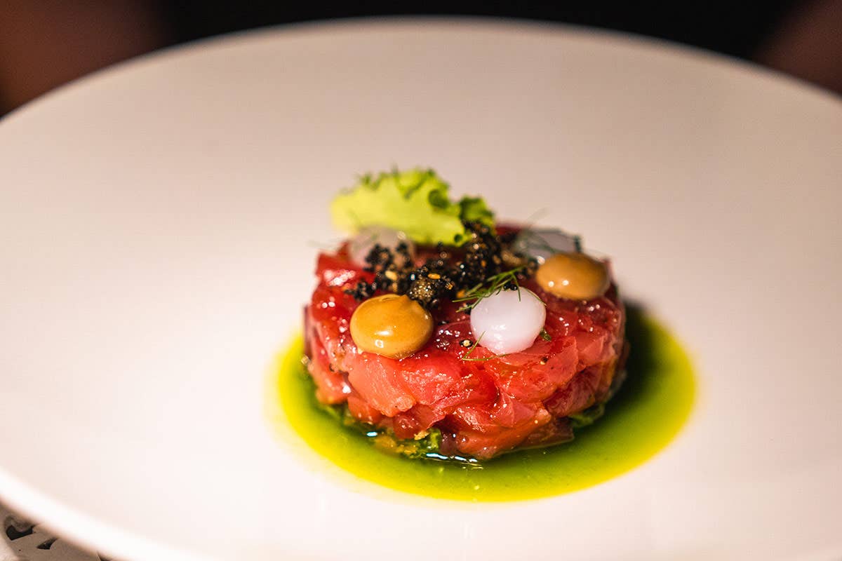 Tartare di tonno rosso, battuto di erbe,  gel di aceto e maionese all’aglio Quintocanto, hotel, Spa e ottima cucina nel cuore di Palermo