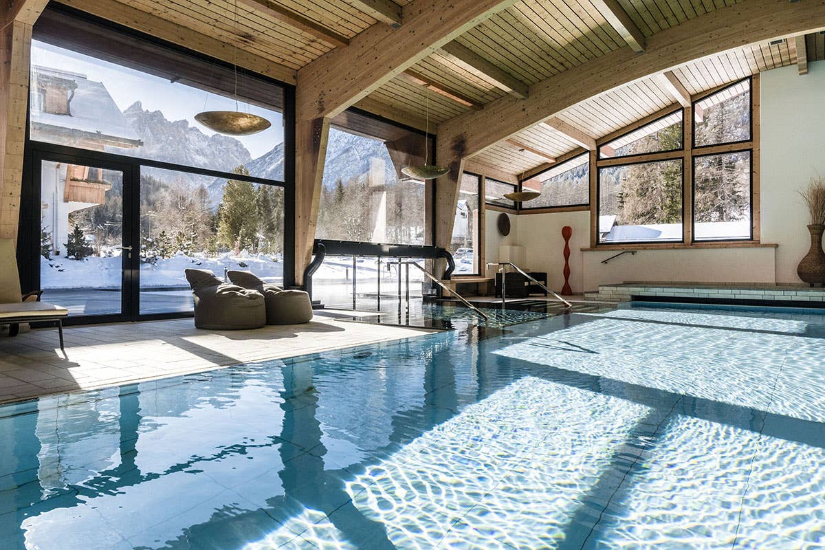 Dalla piscina. Foto: Hannes Niederkofler Neve, sci e coccole per coppie: l’inverno al Bad Moos