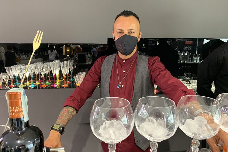 Danny Del Monaco con i calici da gin tonic Alkemist Il design ecosostenibile di RCR Cristalleria Italiana