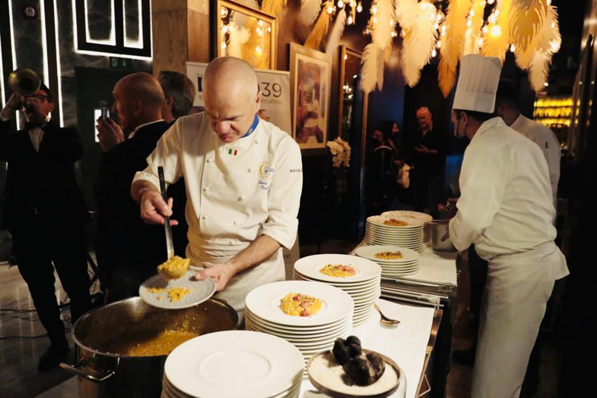 Derflingher all’opera con il suo celebre Risotto Regina Vittoria Dubai, Euro-Toques e Bella Restaurant insieme per l’autentica cucina italiana