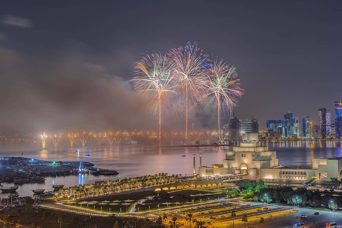 Fuochi d'artificio nella notte di Doha Qatar a misura di famiglia per una vacanza d’inverno