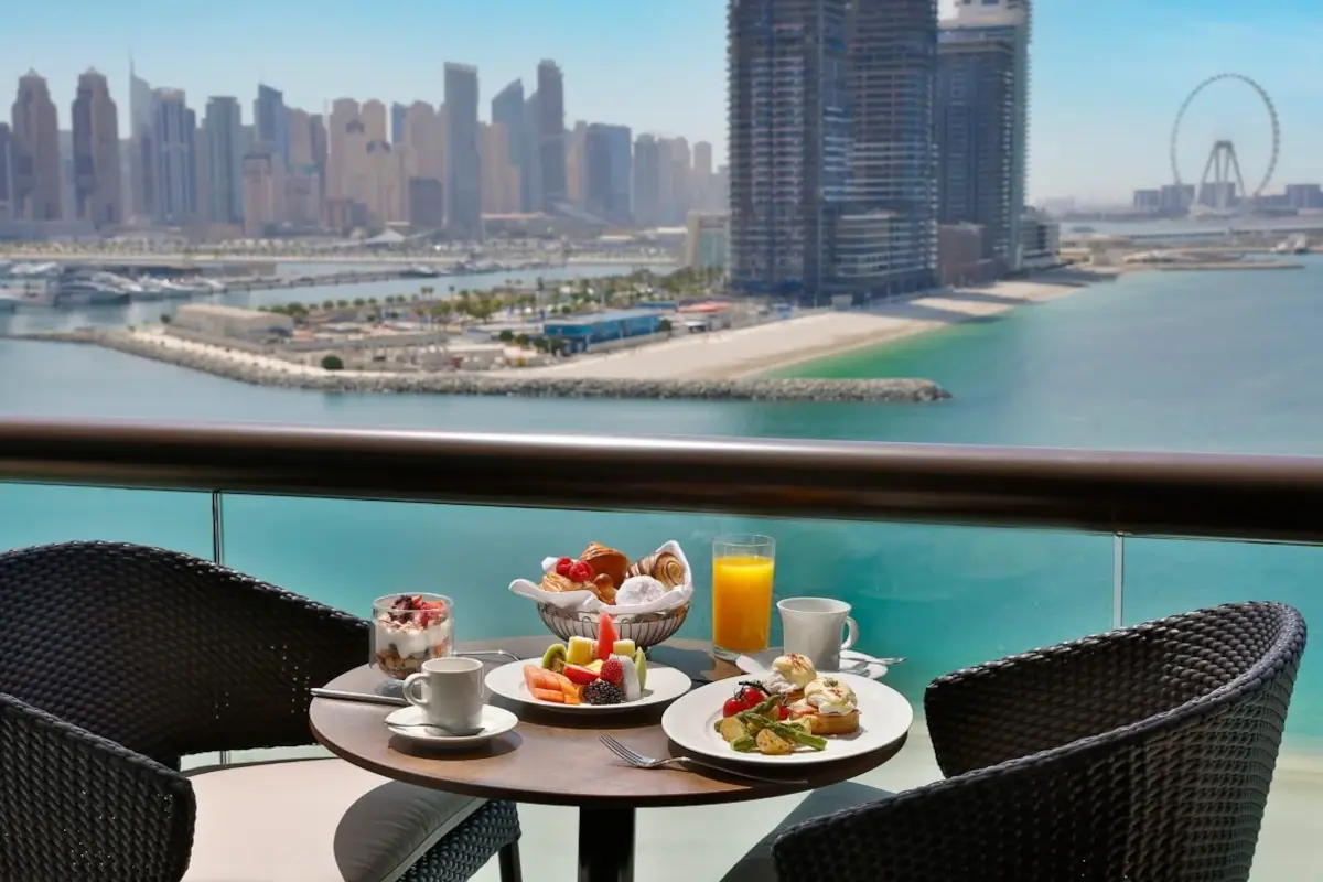 Colazione vista baia al Marriot Resort Palm Jumeirah di Dubai (foto sito) Il Marriott Resort Palm Jumeirah conquista Dubai con la gola