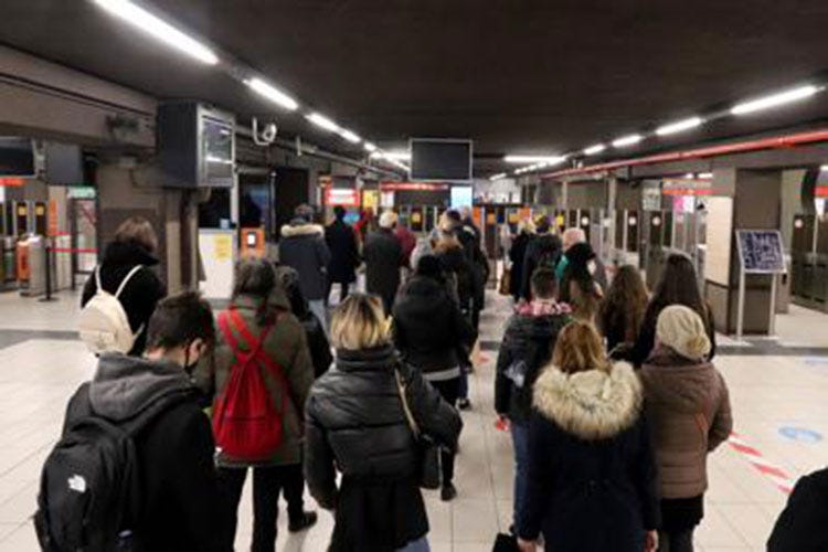 Tornelli scavalcati alla stazione metropolitana di Loreto - Mezzi sold out e tornelli scavalcati L'esodo milanese fa paura