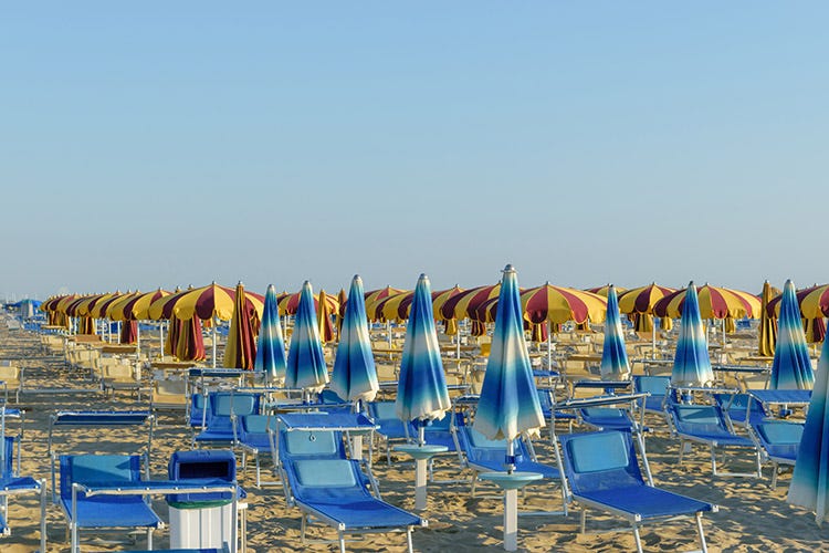 Ombrelloni chiusi e sdraio vuote sulle spiagge italiane (Estate di crisi sulle spiagge -25% di presenze rispetto al 2018)