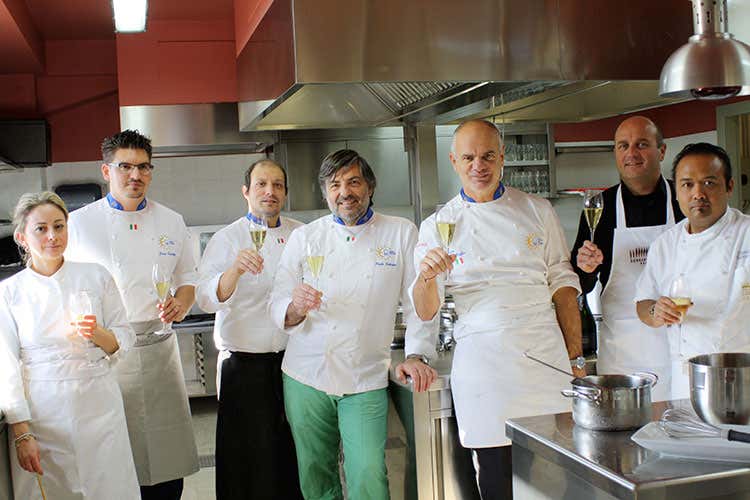 Elnava De Rosa, Giorgio Sanchez, Michele Pedrazzini, Paolo Schiavo, Enrico Derflingher, il rappresentante del ristorante Al Faro e il sous chef del Castadiva Resort (Euro-Toques, il ritorno a Donna Olimpia)
