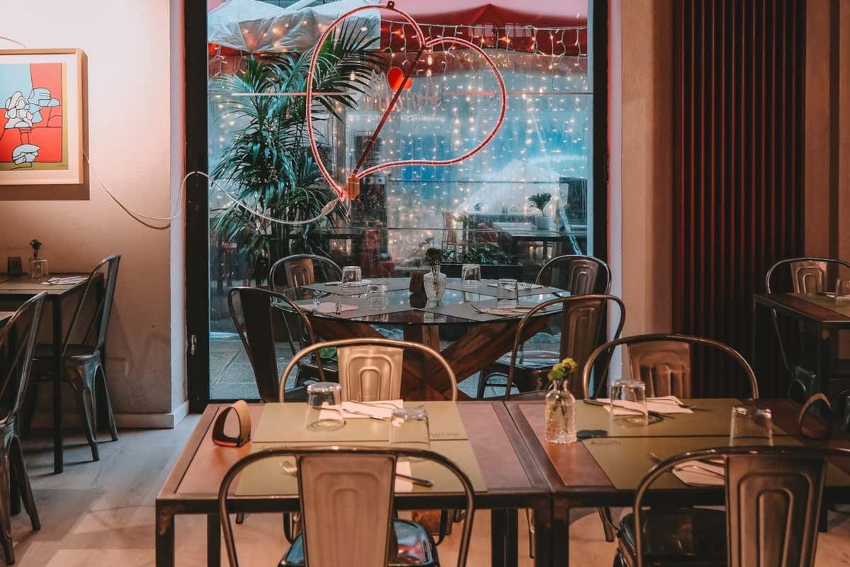 AmaMi guarda al cuore delle cose, tra pizza senza lievito e piatti regionali