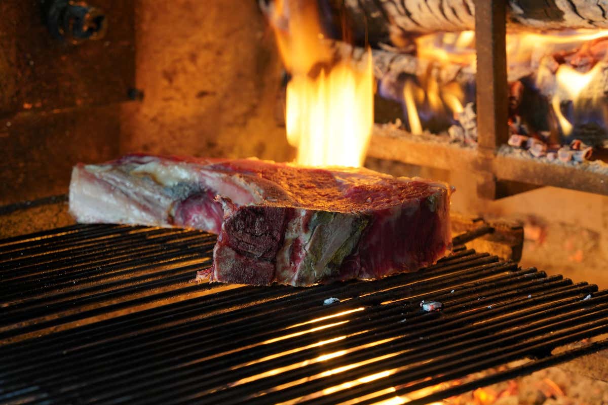 Prezzi record e frollature lunghe: la carne dry aged tra esperienza gastronomica e moda Prezzi record e frollature lunghe: la carne dry aged tra esperienza gastronomica e moda
