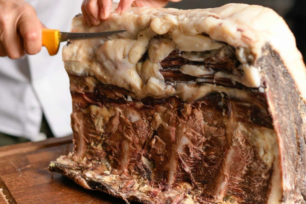 Prezzi record e frollature lunghe: la carne dry aged tra esperienza gastronomica e moda Prezzi record e frollature lunghe: la carne dry aged tra esperienza gastronomica e moda