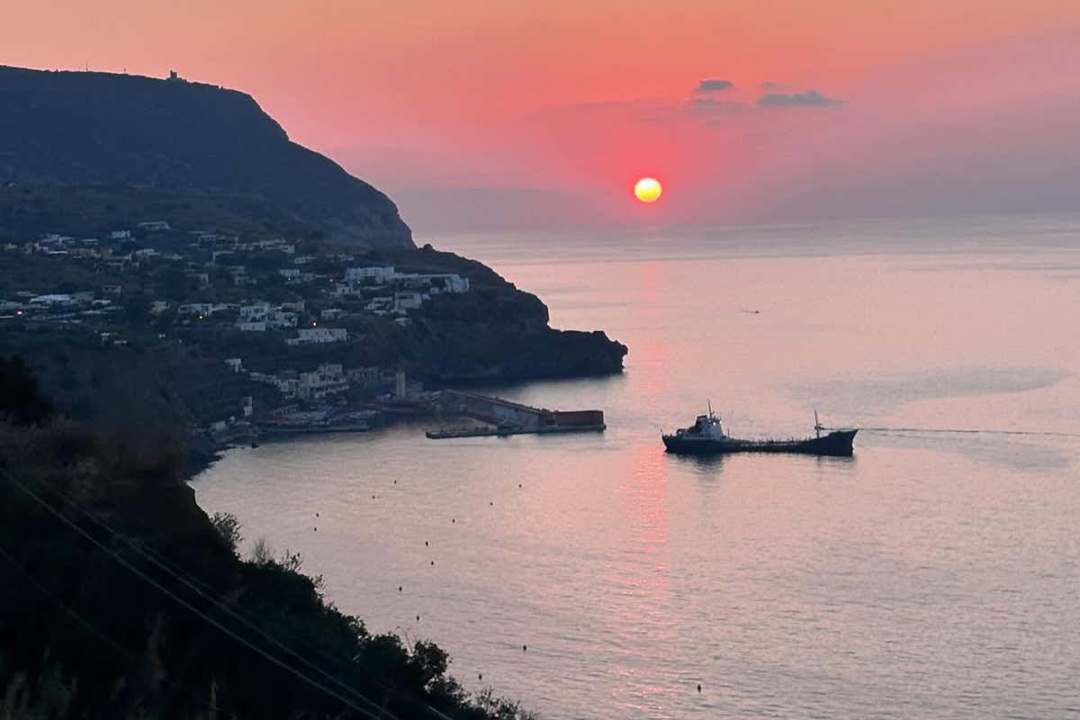 Nino Caravaglio, il vignaiolo che racconta le Eolie attraverso il lavoro della terra Nino Caravaglio, il vignaiolo che racconta le Eolie attraverso il lavoro della terra