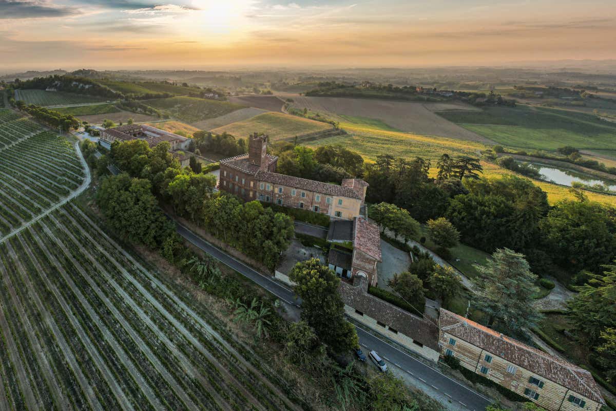 Cantina Castello di Uviglie: una storia tra vino, territorio e famiglia nel Monferrato Cantina Castello di Uviglie: una storia tra vino, territorio e famiglia nel Monferrato