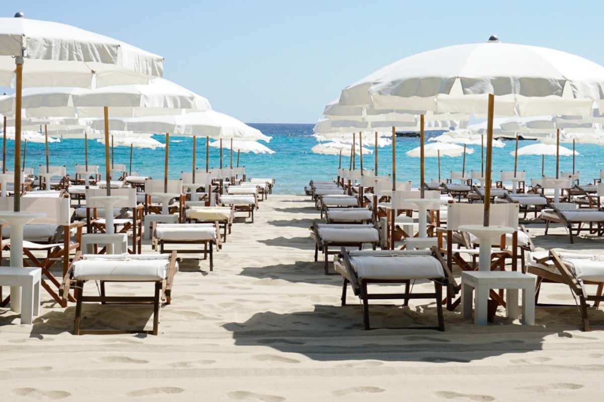 Stessa spiaggia, stesso... drink: il beach club si sceglie (anche) per cocktail e vini Stessa spiaggia, stesso... drink: il beach club si sceglie (anche) per cocktail e vini