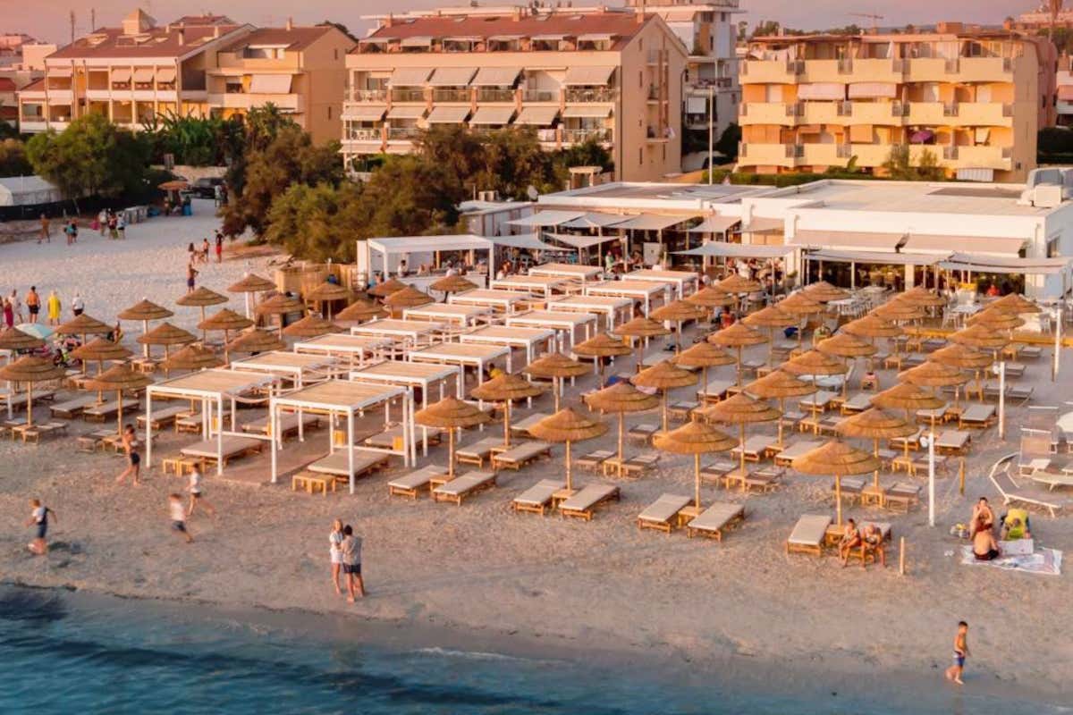 Stessa spiaggia, stesso... drink: il beach club si sceglie (anche) per cocktail e vini Stessa spiaggia, stesso... drink: il beach club si sceglie (anche) per cocktail e vini