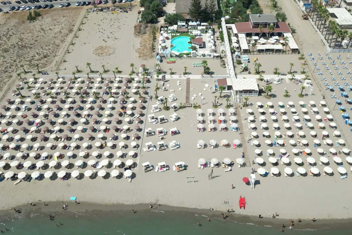 Stessa spiaggia, stesso... drink: il beach club si sceglie (anche) per cocktail e vini