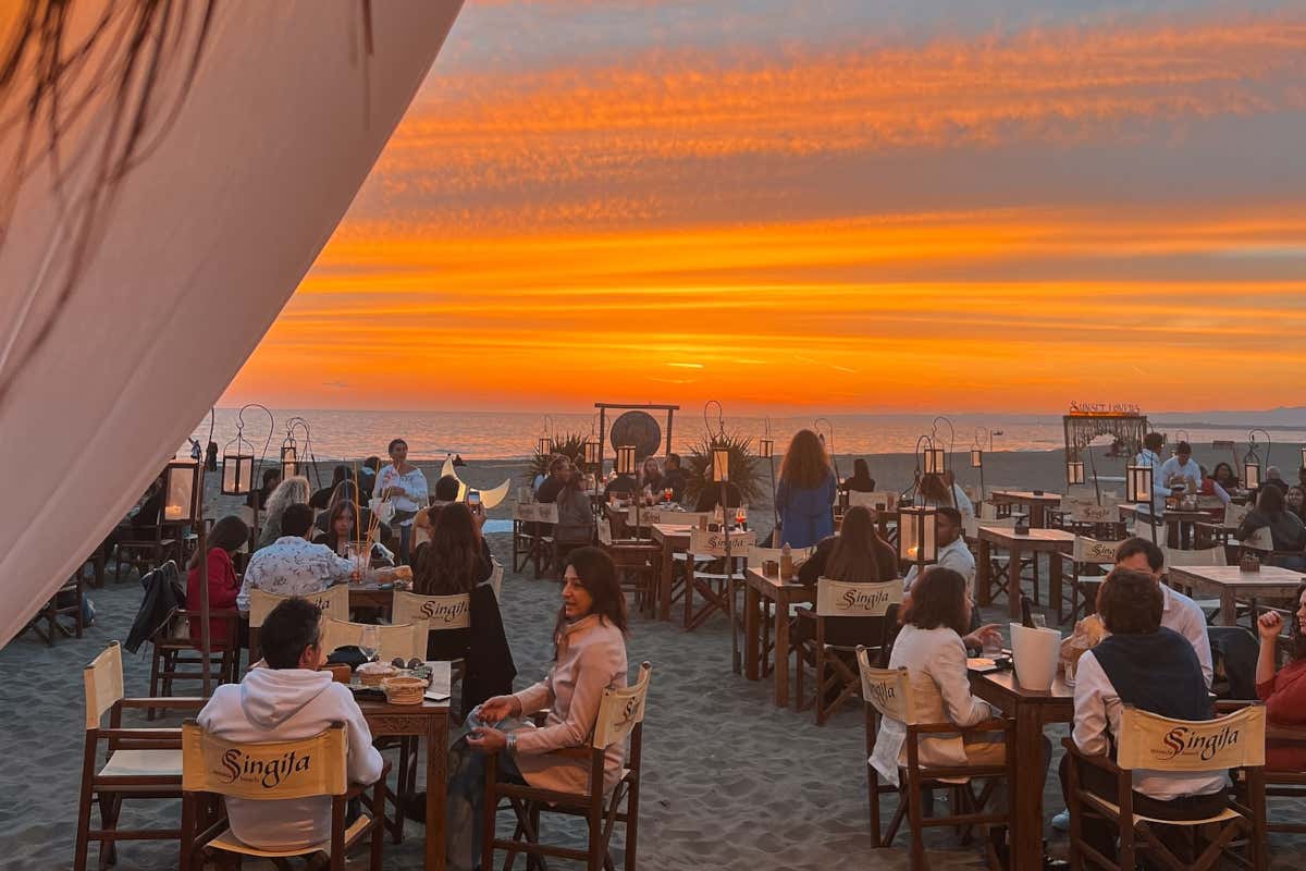 Stessa spiaggia, stesso... drink: il beach club si sceglie (anche) per cocktail e vini Stessa spiaggia, stesso... drink: il beach club si sceglie (anche) per cocktail e vini