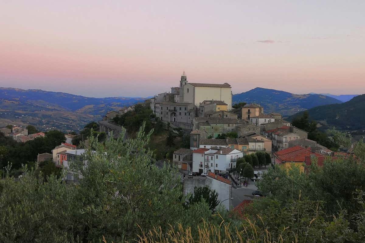 Dalla terra cruda al vino cotto: la doppia anima dell’Abruzzo rurale Dalla terra cruda al vino cotto: la doppia anima dell’Abruzzo rurale