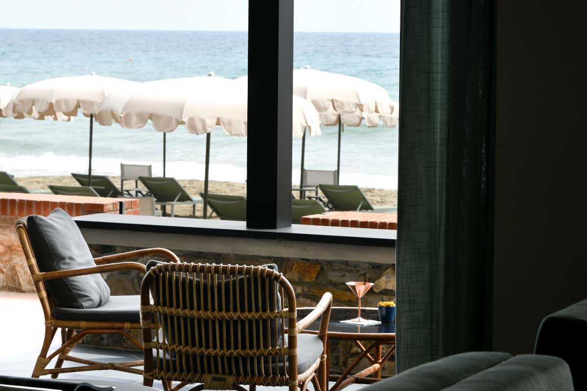 Stessa spiaggia, stesso... drink: il beach club si sceglie (anche) per cocktail e vini Stessa spiaggia, stesso... drink: il beach club si sceglie (anche) per cocktail e vini