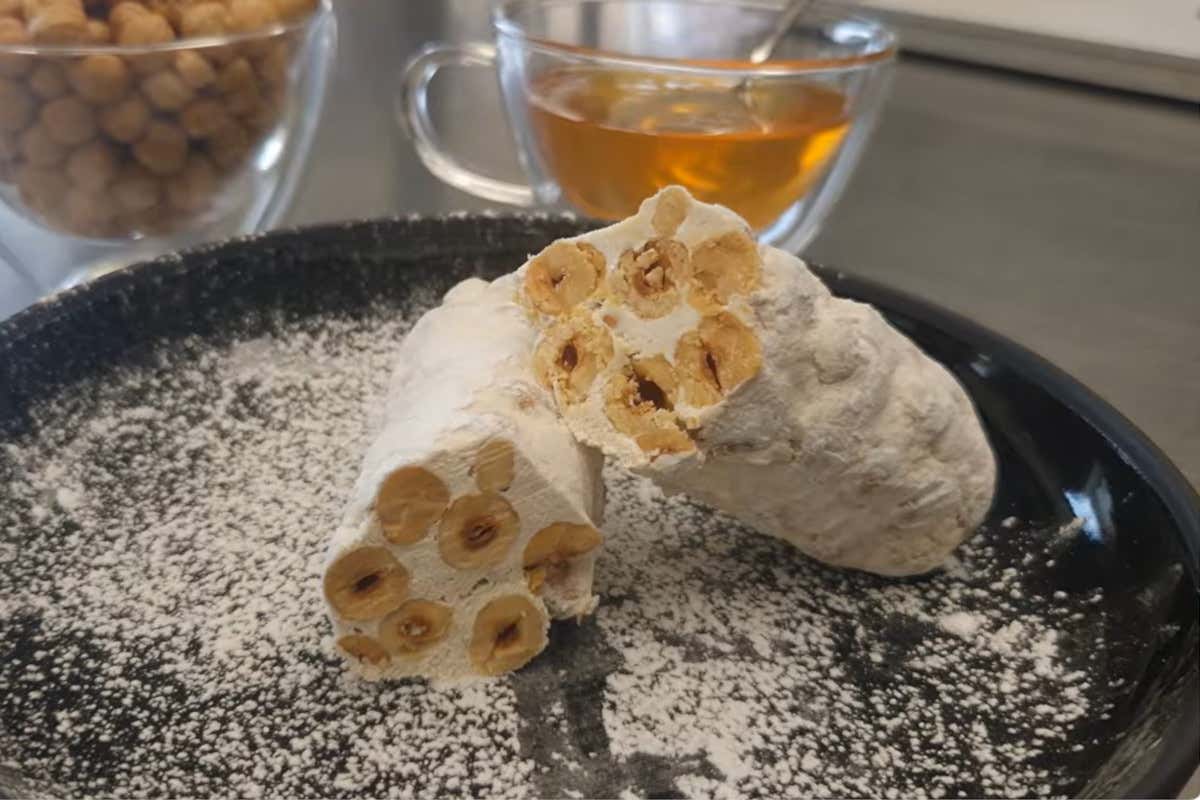 Il torrone artigianale rompe con la stagionalità, ma si sposa con il tè nero speziato