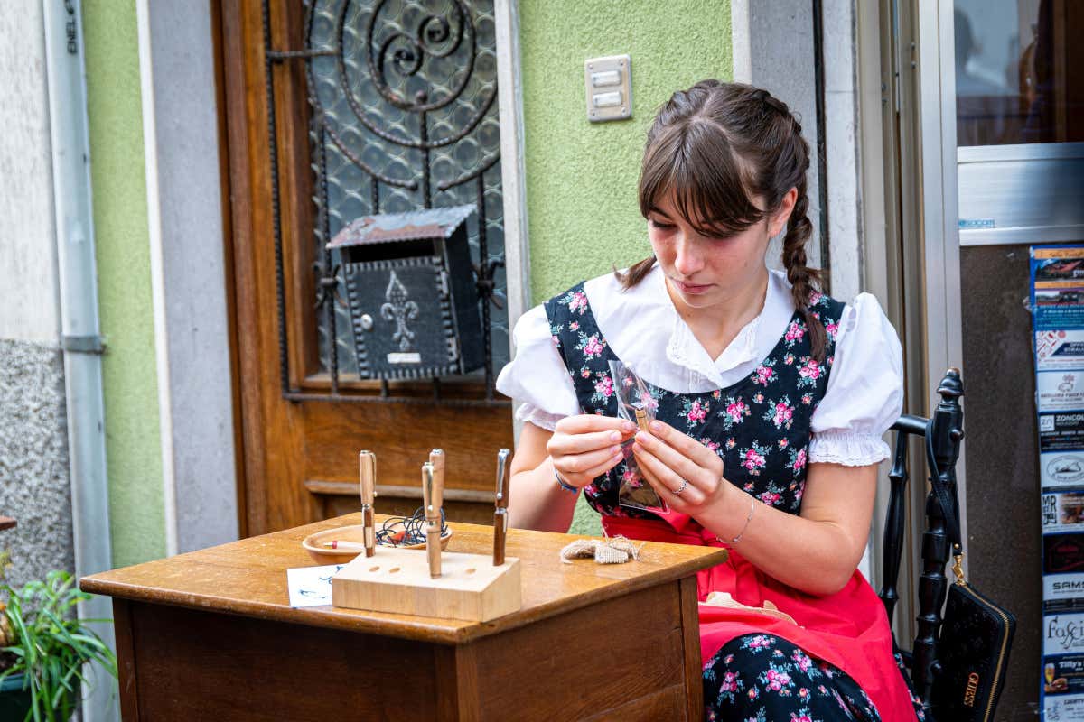 Magia del Legno a Sutrio: arte, presepi e sapori della Carnia Magia del Legno a Sutrio: arte, presepi e sapori della Carnia