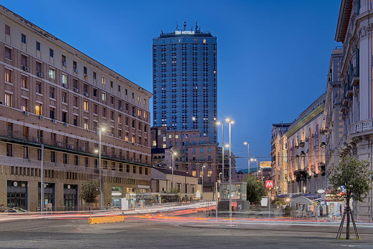 Con i suoi 30 piani, è oggi l’hotel più alto d’Italia Dormire nell’hotel più alto d’Italia? È il NH Napoli Panorama