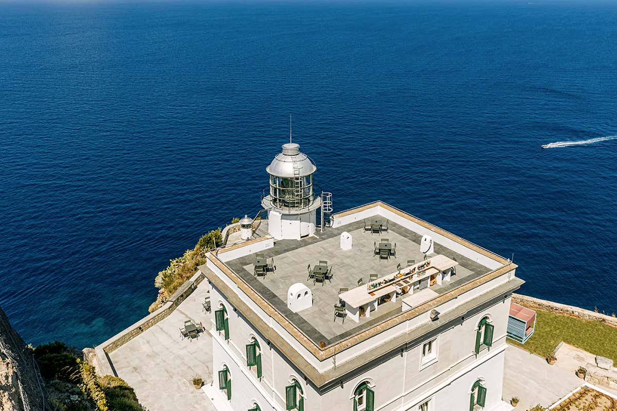 Il faro trasformato in ristorante e hotel: tramonti e alta cucina tra cielo e mare Il faro trasformato in ristorante e hotel: tramonti e alta cucina tra cielo e mare