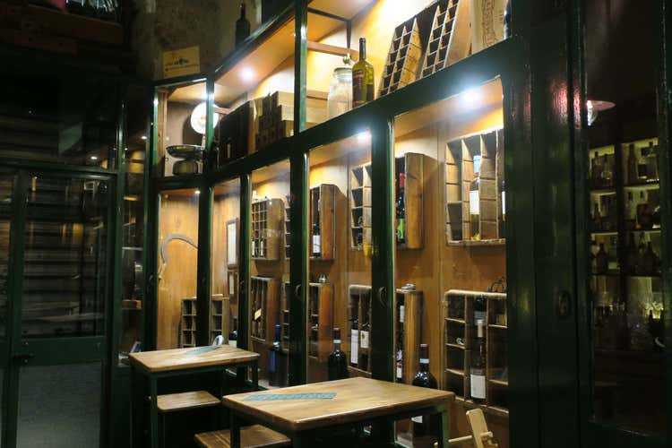 (Ferramenta D&rsquo;Arpa Vino e cocktail in un clima ottocentesco)