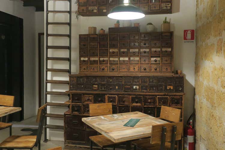 (Ferramenta D&rsquo;Arpa Vino e cocktail in un clima ottocentesco)