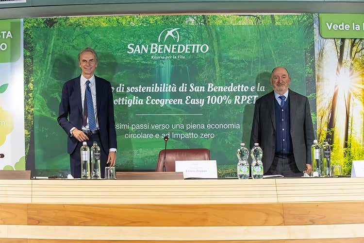 Andrea Ferrazzi ed Enrico Zoppas Acqua San Benedetto Easy La bottiglia con 100% Pet riciclato