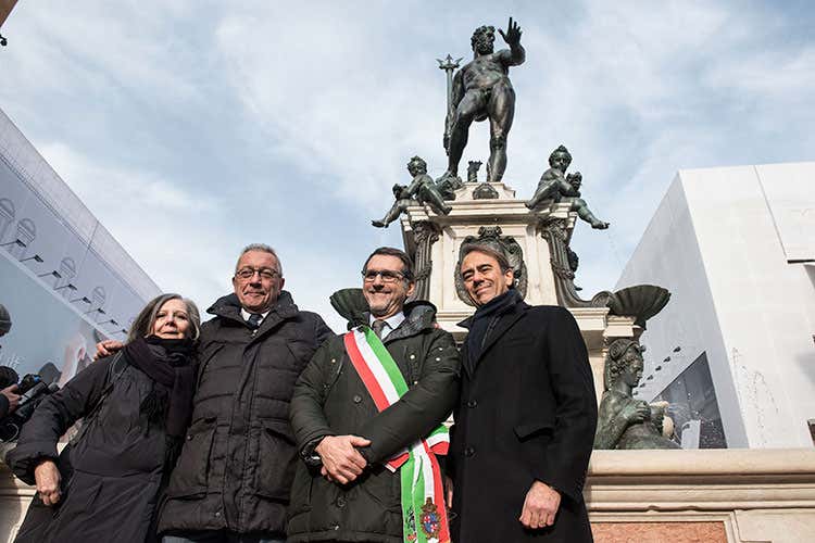 (La Fontana del Nettuno di Bologna Un restauro da un milione di euro) (La Fontana del Nettuno di Bologna Un restauro da un milione di euro)