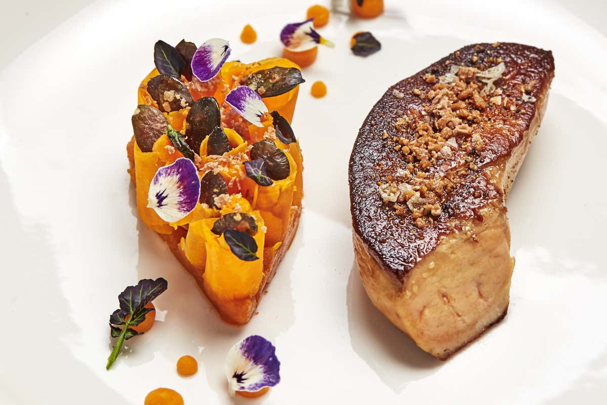 Dimenticate la solita Napoli: al George si cena con Oscar Wilde e il Vesuvio