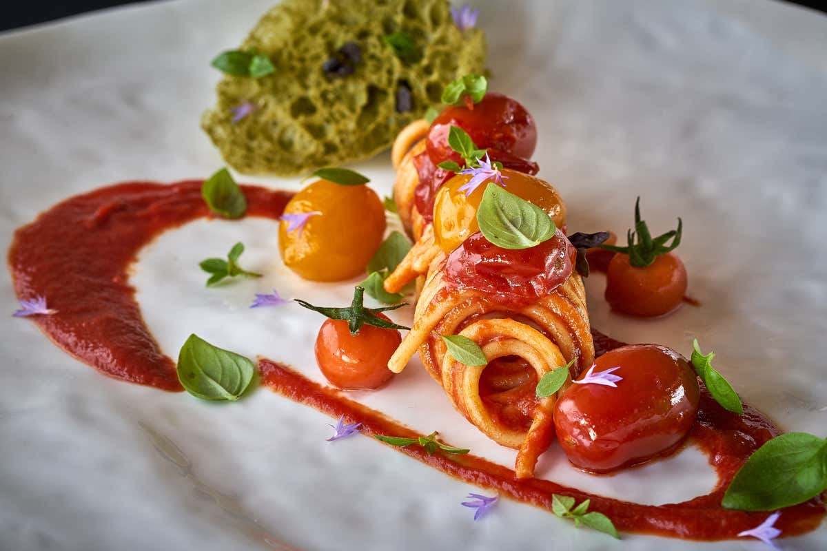 Dimenticate la solita Napoli: al George si cena con Oscar Wilde e il Vesuvio