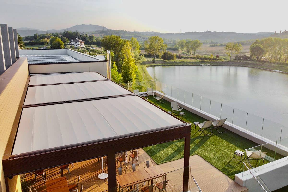 Caratterizzata da una struttura modulare a tripla campata, questa pergola si inserisce con stile e funzionalità nel disegno dell’edificio Con Gibus eleganza e comfort per la convivialità al Baldoria Brewpub