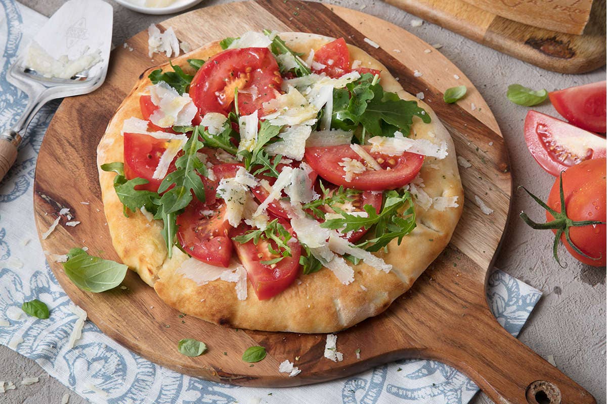 Pizza bianca con pomodori freschi, rucola e Grana Padano Dop Riserva