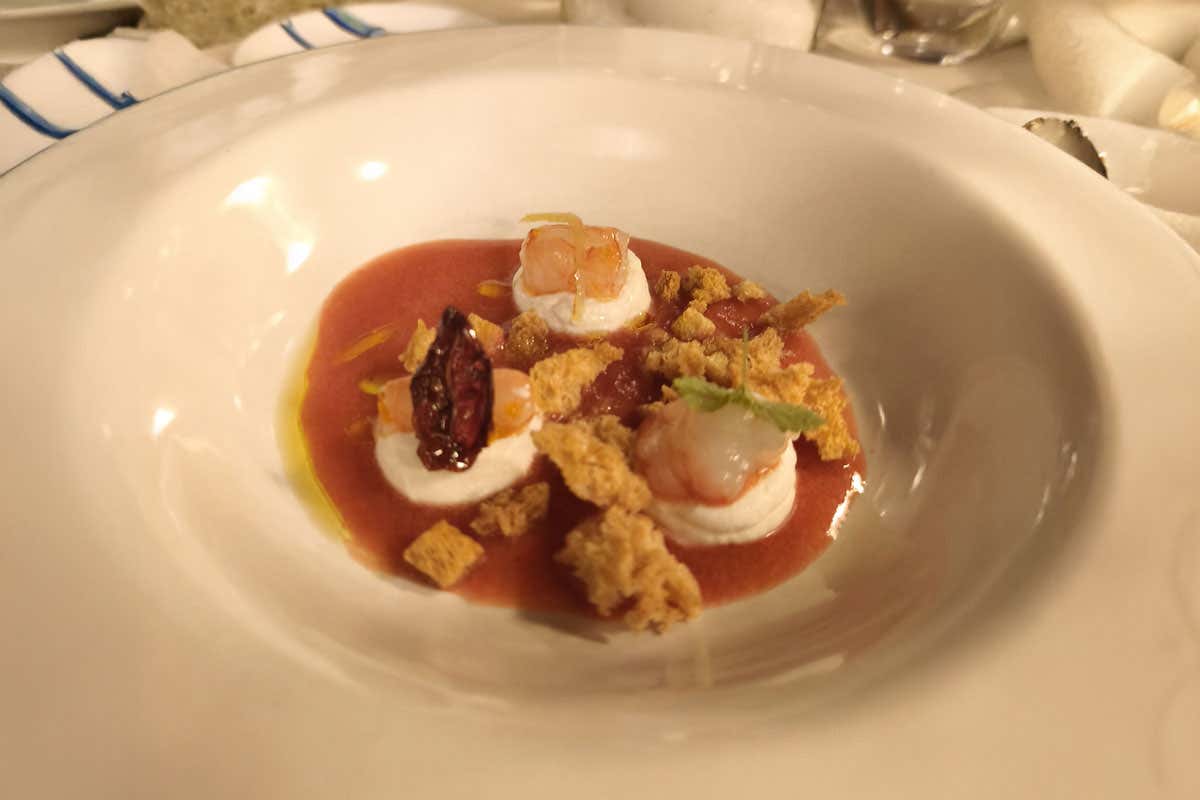 A Ischia c’è un luogo dove puoi cenare sospeso sul mare e dormire in un ex convento A Ischia c’è un luogo dove puoi cenare sospeso sul mare e dormire in un ex convento