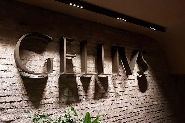 L'ingresso del Gellius, temporaneamente chiuso ma già in campo per le consegne a domicilio - Gellius, i menu delivery per le feste Dai Tortellini ai piatti vegetariani L'ingresso del Gellius, temporaneamente chiuso ma già in campo per le consegne a domicilio - Gellius, i menu delivery per le feste Dai Tortellini ai piatti vegetariani