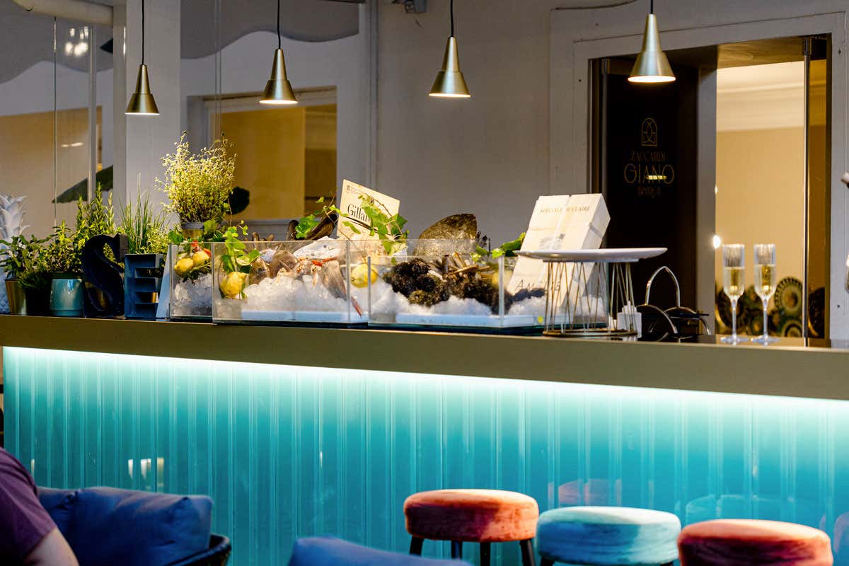 Un viaggio gastronomico a Villa Zaccardi: il Fish Bar del Giano Bistrot Un viaggio gastronomico a Villa Zaccardi: il Fish Bar del Giano Bistrot