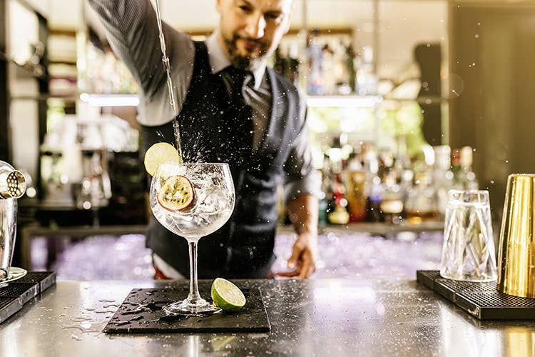 Tra botaniche e spezie, sono numerosi gli aromi che distinguono i gin di tutto il mondo - Miscelato o liscio, italiano o estero Il gin si festeggia il 13 giugno