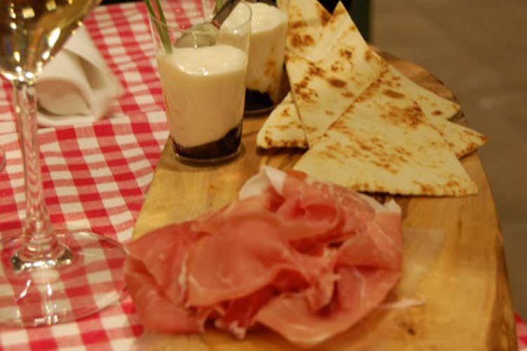 I menu degli hotel del Gruppo Batani  in vetrina da Eataly a Monaco di Baviera