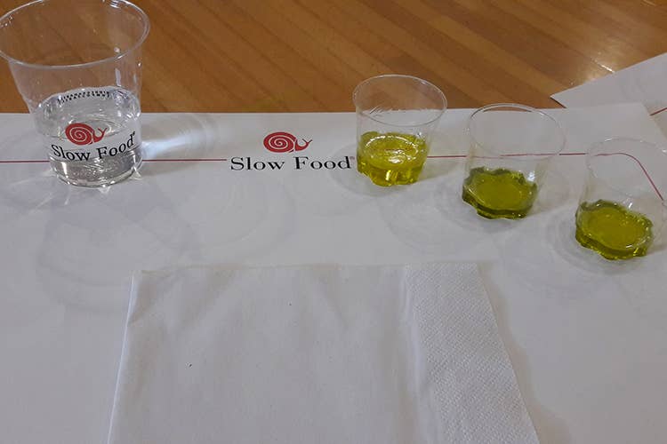 Una delle mission Slow Food: dare al consumatore gli strumenti migliori per una scelta consapevole (Guida agli Extravergine d'Oliva 2019750 gli oli italiani di qualità)